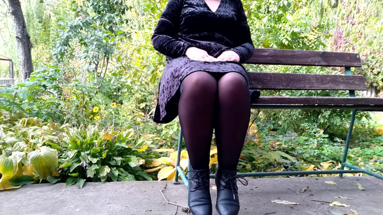 Elena: Kencing dengan kaki terbentang luas di bangku di taman autumn
