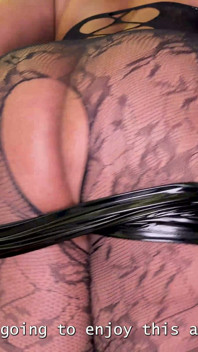 Peituda negra latina com uma bunda grande é fodida com força por seu amante na sala de estar em POV