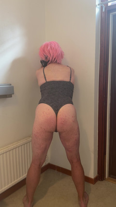 Julia Trans: La puttana dai capelli rosa si masturba e viene e...