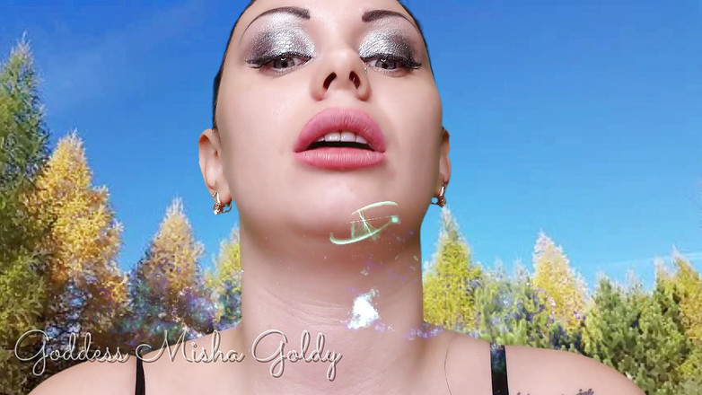 Goddess Misha Goldy: 巨人女が縮んだ男から小さなタコに変身させて生きたまま食べる!