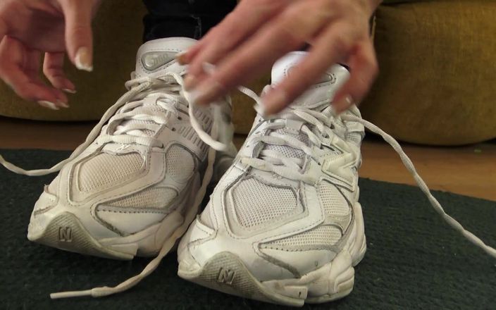 Foot Girls: Ruik mijn stinkende sokken, rechtstreeks van de sneakerx, je voetenniffer!