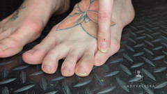 Lady Valeska: Sendo meu escravo sujo do pé em primeiro plano