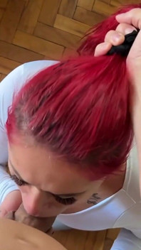 Depois do banho, uma surpresa: ruiva milf recebe creme especial no rosto