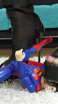 Superman Crush! Cruel Reell aplasta a Superman simbólico para todos los hombres!