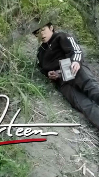 Schattige Jon Arteen Gay Twink Trekt Zich Buitenshuis Af, Neukt De Lucht Droog En Schiet Sperma Door Een Gat in Zijn Broek