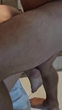 我实现了我丈夫成为绿帽男的幻想，像婊子一样在他朋友的大鸡巴上呻吟