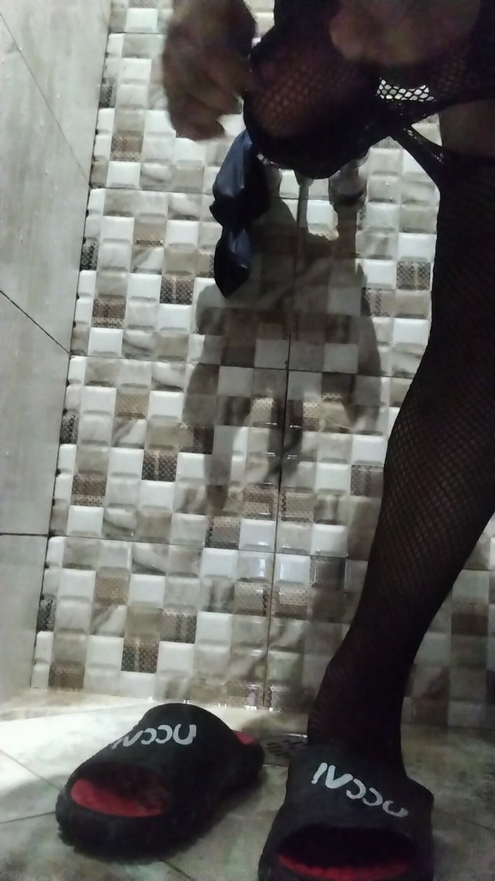 Gay sissy bitch: Maricas gay crossdresser vestindo vestido sexy e masterbating