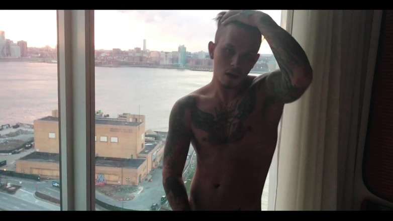 Trenton Ducati: Um amigo sexy meu Seth filmando um solo aqui para...