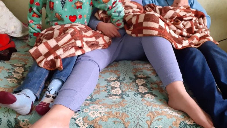 Lesbian-illusion: La demi-sœur de ma copine m’a branlé pendant que nous étions...