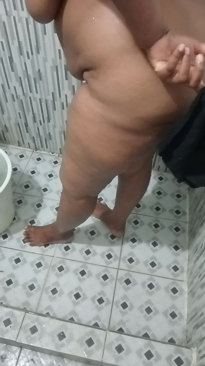 Benita sweety: Une tatie pulpeuse se baigne en solo