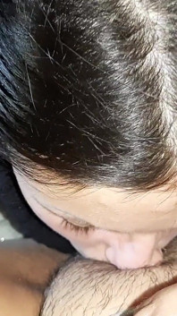 Moje plachá heterosexuální přítelkyně poprvé dělá lízání