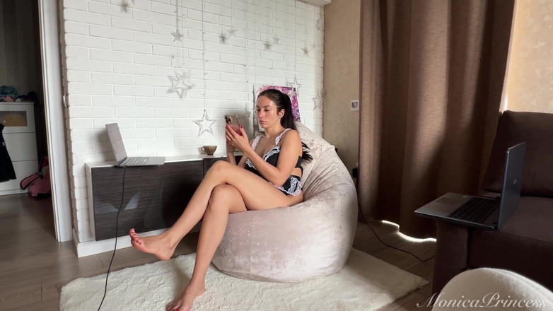 Princess Monica: 女仆用她的脚戏弄你