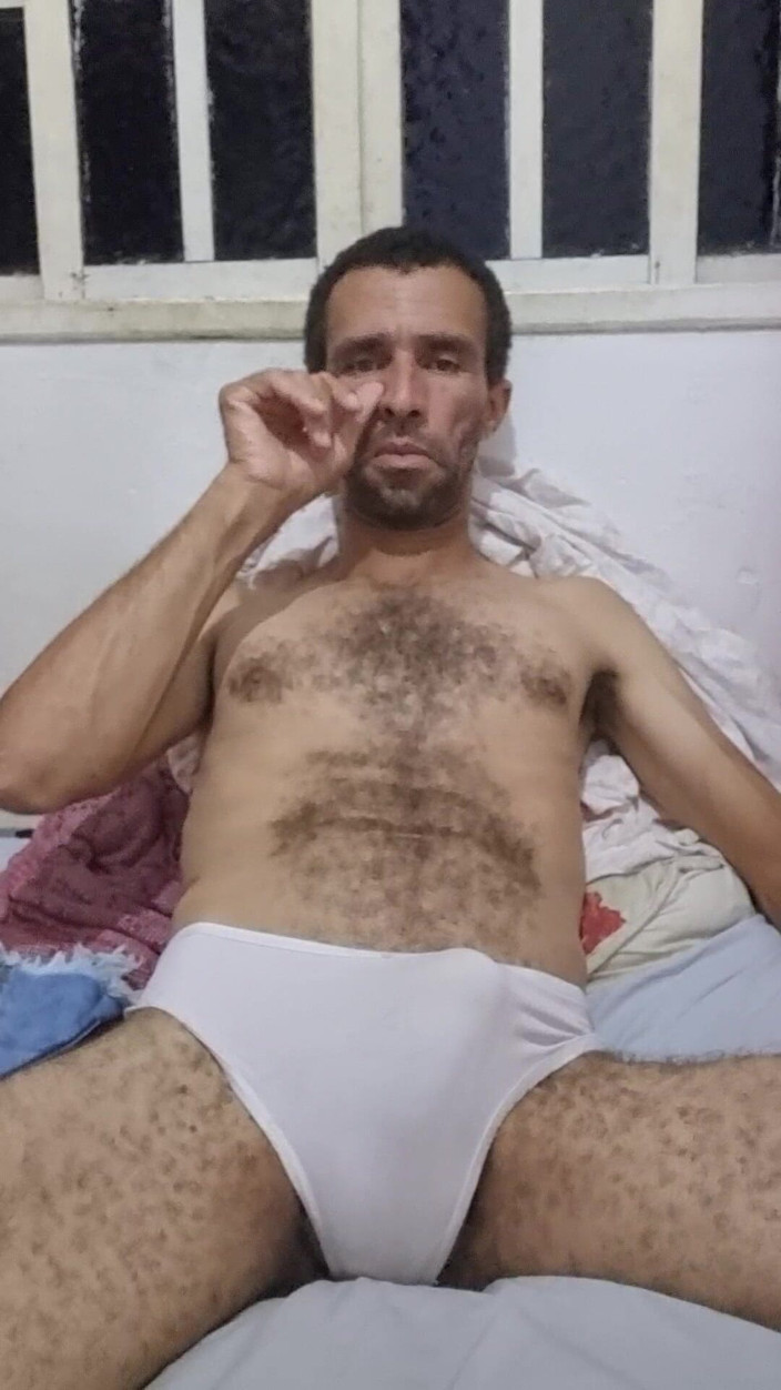 osmar1221: Togliendomi i vestiti e masturbandomi davanti a tutto il mondo