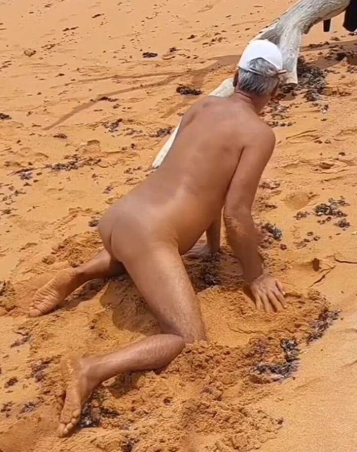 Ladysilvas: Ladysilva sexy goală pe plajă expunându-și curul sexy bronzat cu...