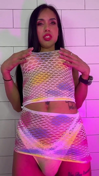 Ladyboy Amre, Tätowiertes Kunstwerk Mit Massiven Eiern Und Befestigtem Penis.