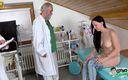 Gyno Exclusive: Два старих лікарі пестять пальцями голу тінку Беллу Енджел під час її гінекологіального іспиту