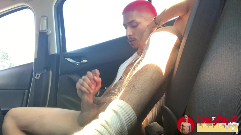 Hung Papi: Papi с большой елдой молодой твинк с большим необрезаным членом соло дрочит большой камшот, огромная порция спермы!