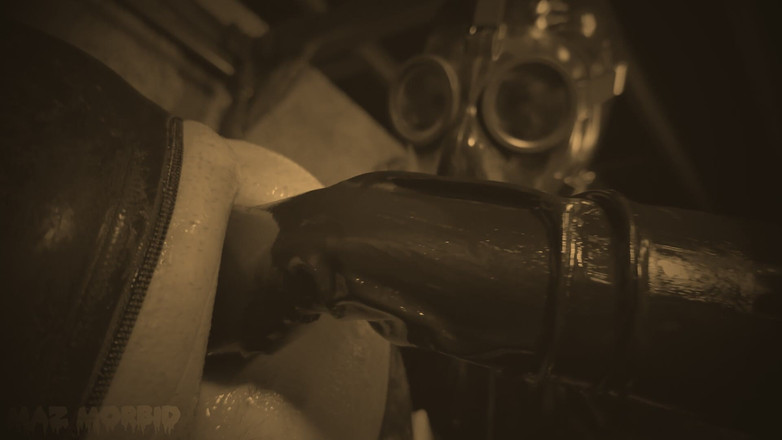 KinkyFemdomTV: Plynová maska fisting sépie s Patricií a Valeškou