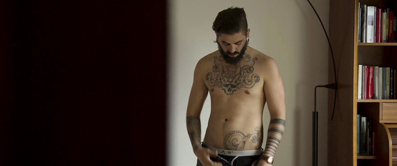 Verso Cinema: Sexy tetovaná teenagerka dostane spitroasting ve trojce