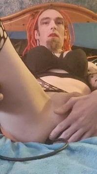 J’essaye une nouvelle tenue, je suis excitée et je sors de gros jouets pour une sodomie extrême amusante