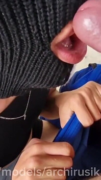 Ho scopato una ragazza con un cazzo che si stava arrampicando in un edificio abbandonato, e ho versato il mio sperma sulle sue mutandine