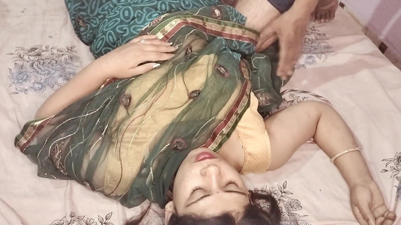 Sexy Girlfriend Girl: Enge muschi desi Bhabhi in Sari hart gefickt von Devar...