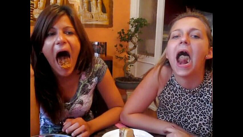 Solo Austria: Melady ve Cindy Eating