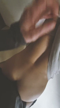 Chemise surdimensionnée, culotte hors - pipe dans le salon et baise debout
