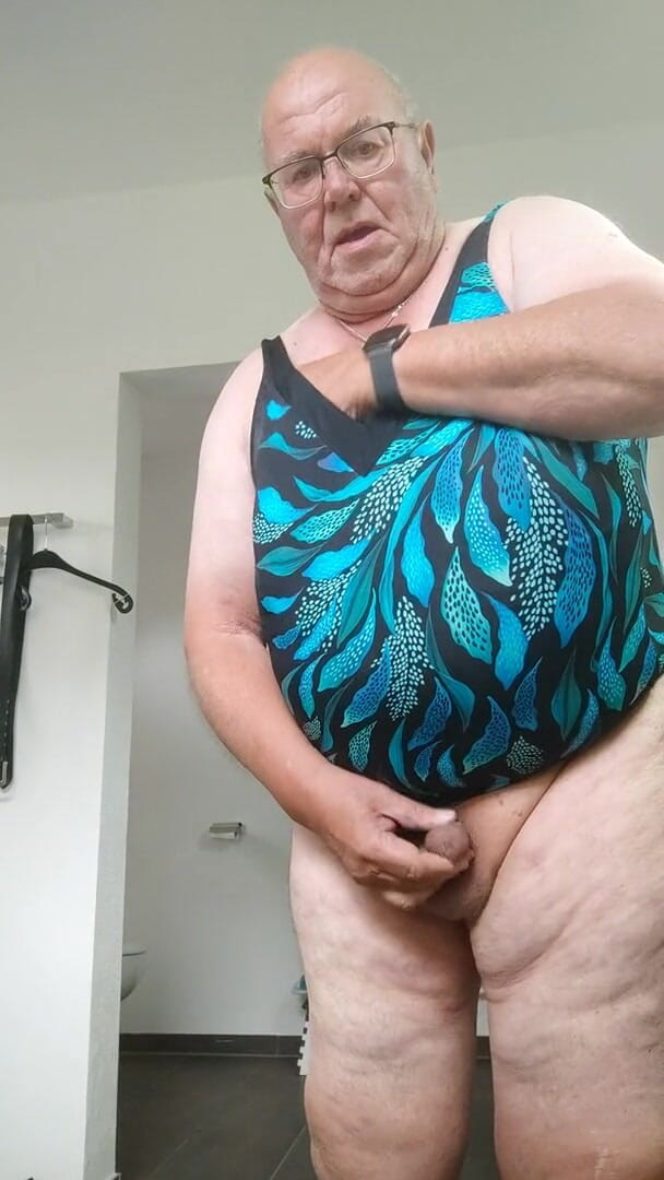 Karlchengeil: Soție drăguță în costume de baie
