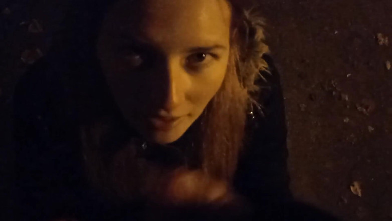 SweetAndFlow: La studentessa di college ha spompinato per strada vicino a...