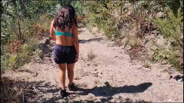 Miss Squirting: mergând goală în pădure
