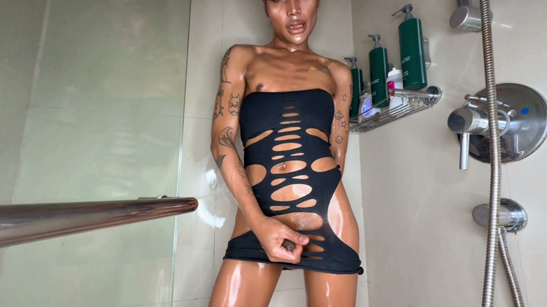 LadyboyLadyboy: Ladyboy Lucky Puta Caliente Mira Pecho Plano Sin Cortar Polla