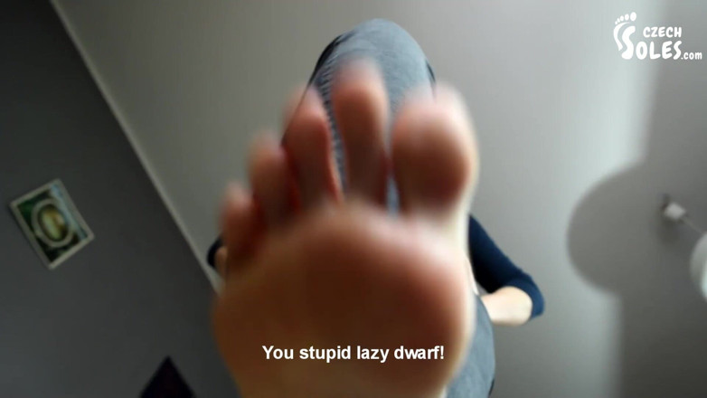 Czech Soles - foot fetish content: Riesin glasgefängnis für ihre kleine fußsklavin