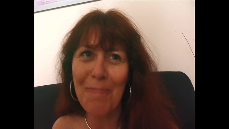 My first cock: Děvka milfka se svléká a kouří