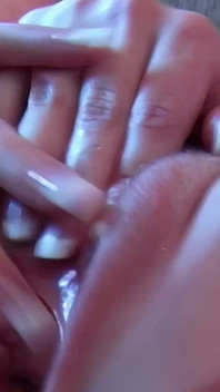 Crystal Leigh ครอบงํา Loz Lorrimar ในฉากยัดกําปั้นเลสเบี้ยนฮาร์ดคอร์สุดฮอตนี้