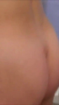 ออกจากห้องน้ำมาแต่ทนไม่ได้เลย เย็ดเธอท่าหมา