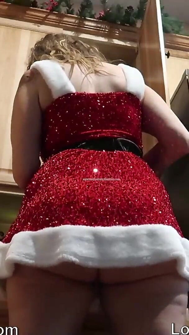 Long Toe Sally Big Buns: Gassy Sparkly milf(chodne laayak mammi)