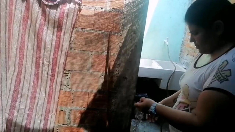 Adribella69: Горничная работает, двигая ее большой задницей, пока я смотрю на нее... Она делает мой хуй твердым