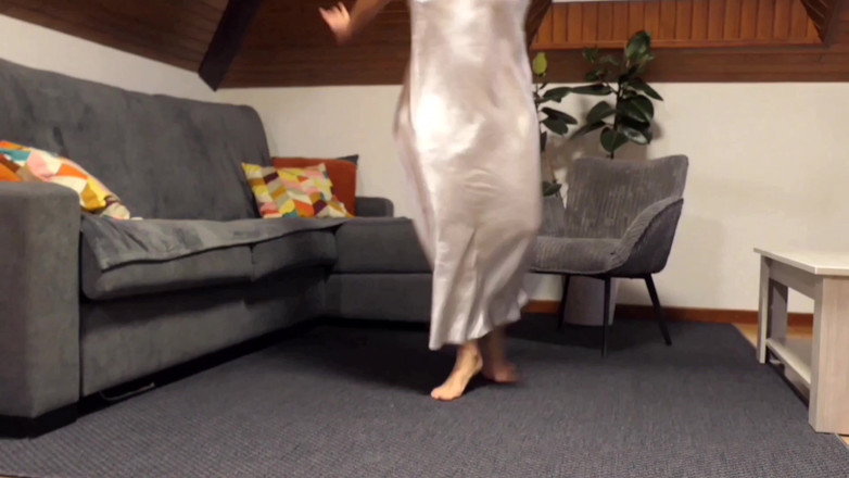 Selena701: परिपक्व सुनहरे बालों वाली नृत्य और सेक्स के बाद चलना आनंद लेता है