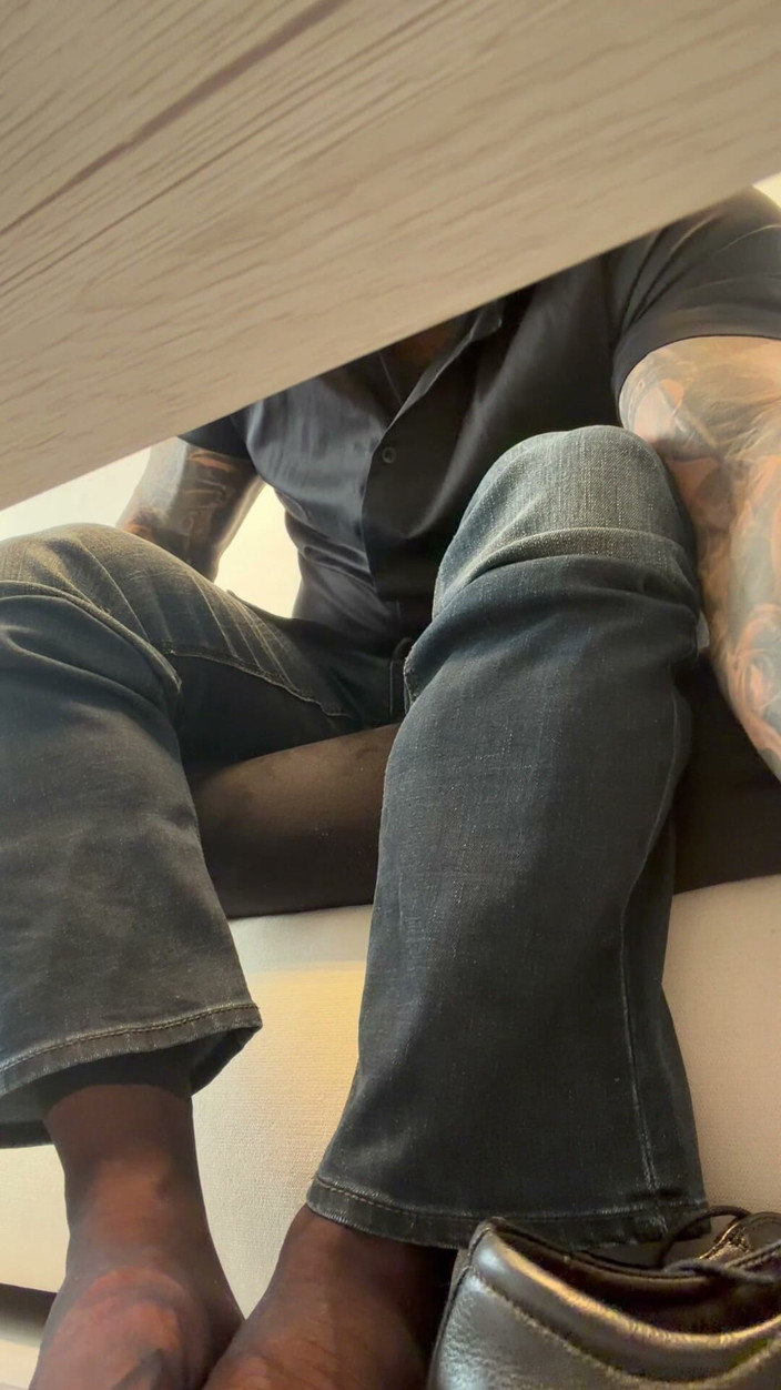 Jasons feet: Moje itchy atletova noha u kancelářského stolu: Můj spolupracovnice škrábe moje...
