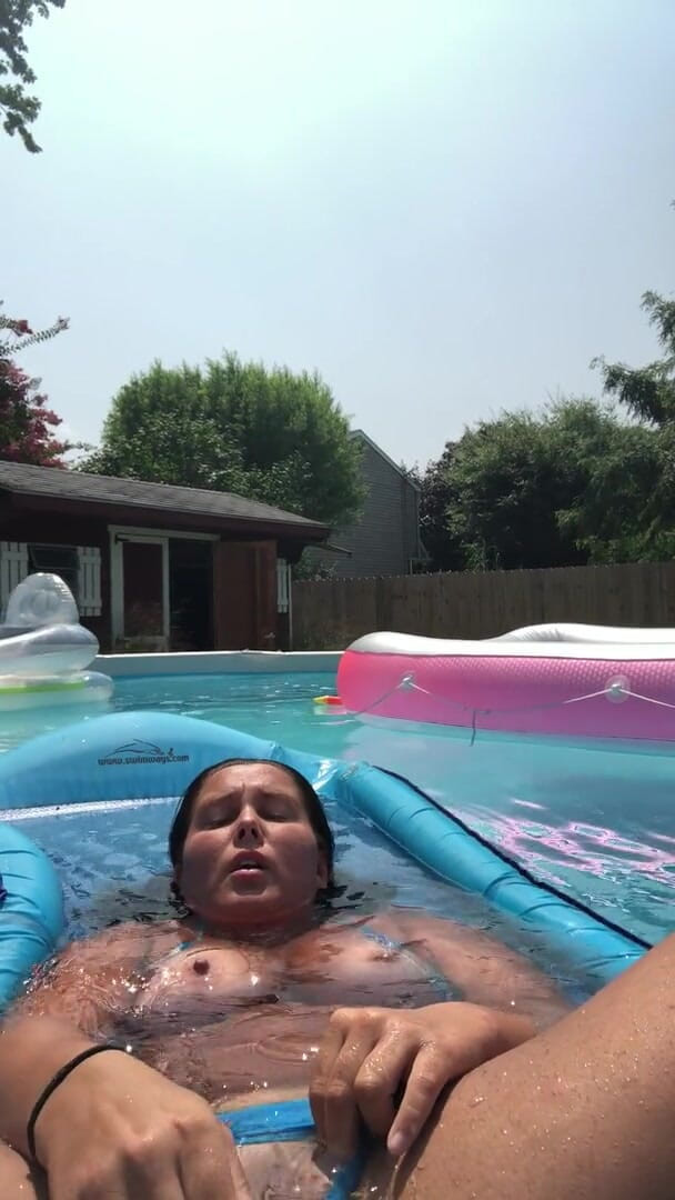 Livvie locke productions: Squirt à la piscine