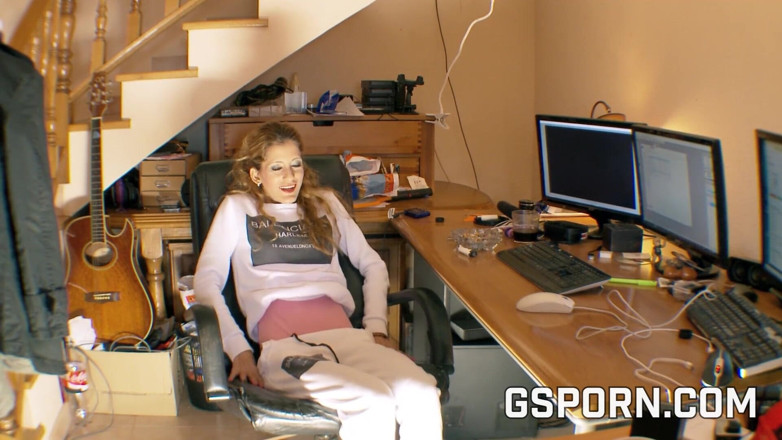 GS studio: Een blonde secretaresse masturbeert met de computermuis