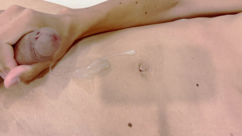 hueikun: Un garçon avec un gros prépuce reçoit une érection, se masturbe...