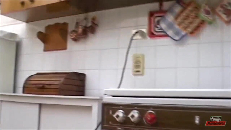 Vere Casalinghe Italia.: MiLF grassa si fa infilare i giocattoli nella figa e...