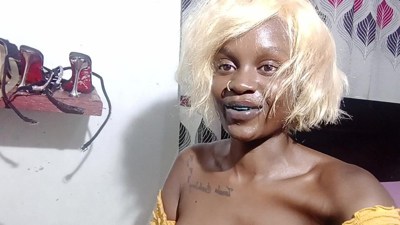 Ebonyschat: Alexa - półnaga blondynka ssie słodką