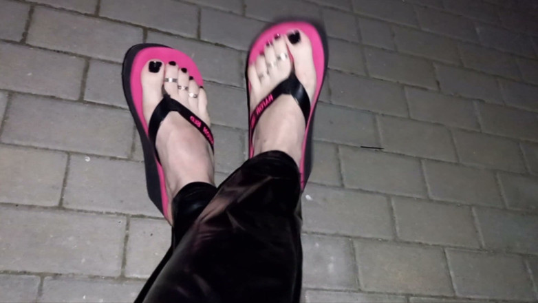 Heelex: Crossdresser in Sexy Flip-flops and Latex Leggings