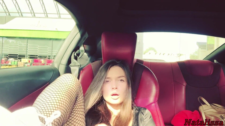 Natalissa: Niechlujny sex oralny i głębokie gardło w samochodzie