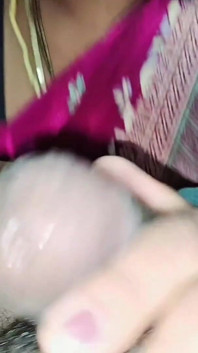 Pasangan Tamil wanita desi memakai buah dada seksi saree dan blowjob pennis besar mengurut