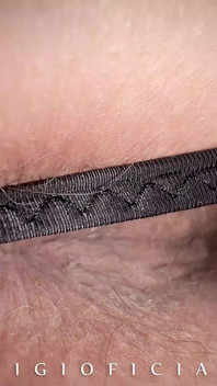 Ma demi-sœur de 18 ans aime chatouiller et renifler son trou du cul avant de lécher