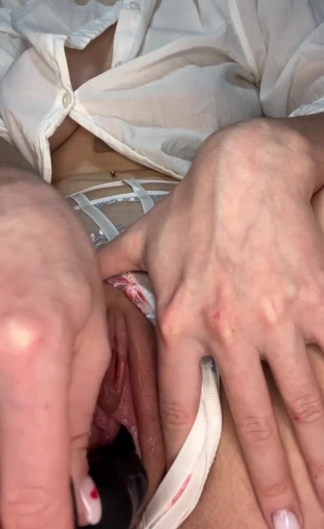 Hotsexybrunnet: Schönheit fickt sich mit einem großen spielzeug